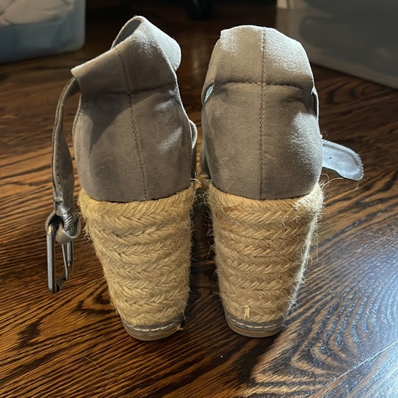 Universal Thread Grey Wedges - Picture 4 of 4